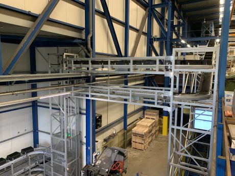 Het uiteindelijke resultaat bestaat in een nieuw ontvangststation met vier werkposten en een automatische koppeling met het grootste bakkenmagazijn: 20.000 magazijnlocaties, verdeeld over een magazijn van 20 meter hoog en 115 meter lang. Van begin tot eind volgen de bakken een parcours met rollenbanen, tapijtband, een overzetsysteem en een dubbelwerkende lift.