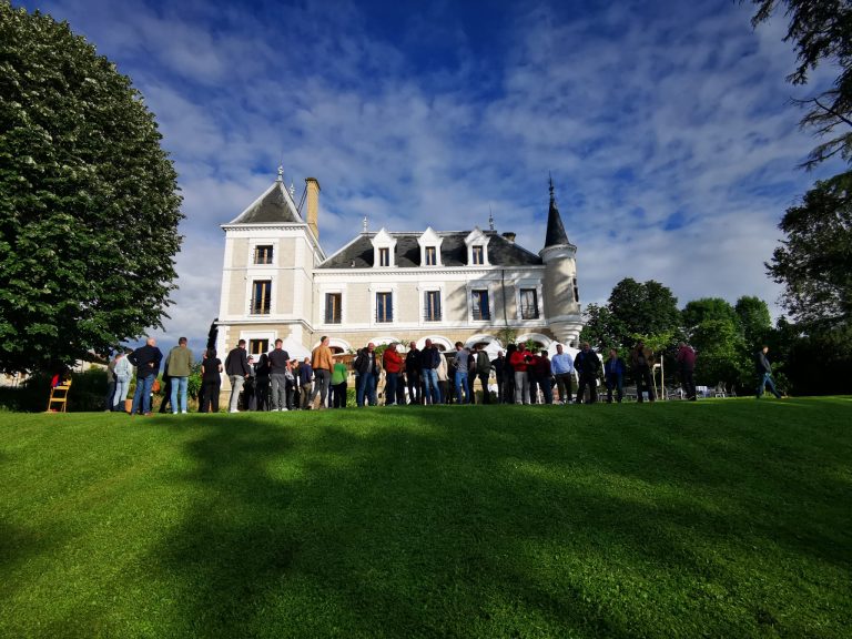 Easy Systems verzamelt zich aan het domaine om de avondactiviteiten te starten.